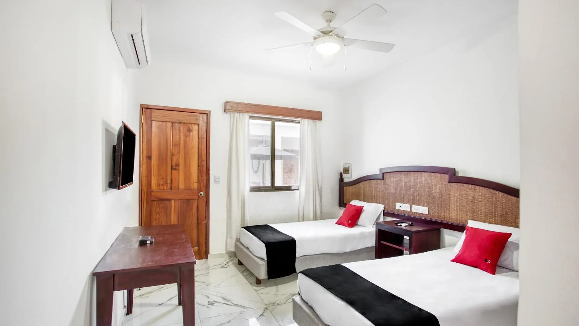 Capital O Hotel Yukon Playa del Carmen 2*,